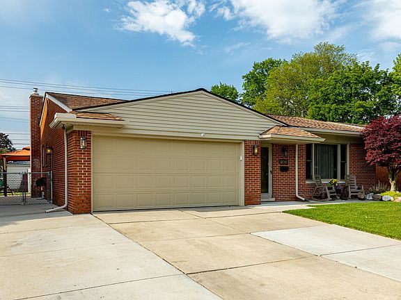 3rd image of 32647 Hees St