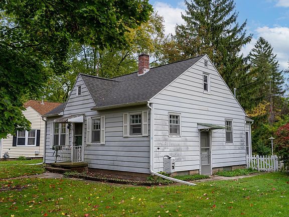 3rd image of 409 Oak Ct