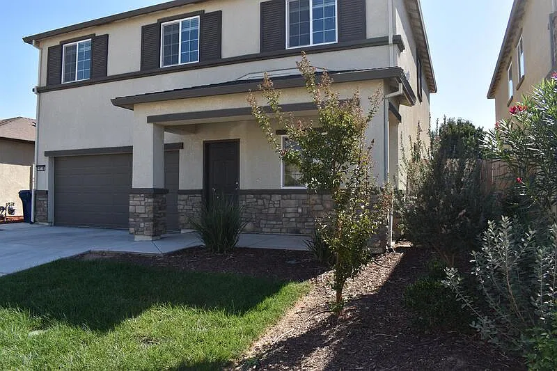4 bed, 2.5 bath, 2244 sqft, $2,250 — Photo 2