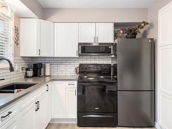 3rd image of 519 Pearkes Rd