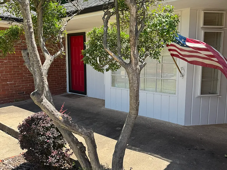 1512 Brighton Ave — Photo 2