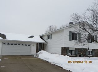 5104 W Greenbrier Dr, McHenry, IL 60050