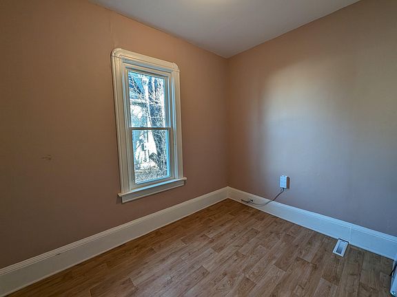 5th image of 322 14th Ave W