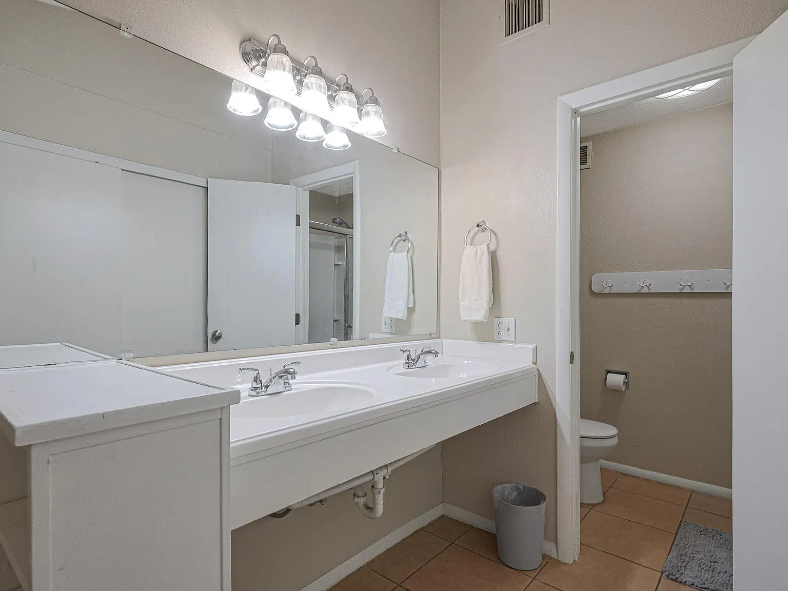 4 bed, 2.5 bath, 2400 sqft, $815 — Photo 3