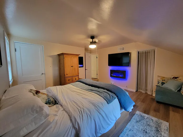 Queen with 55" and built in fireplace