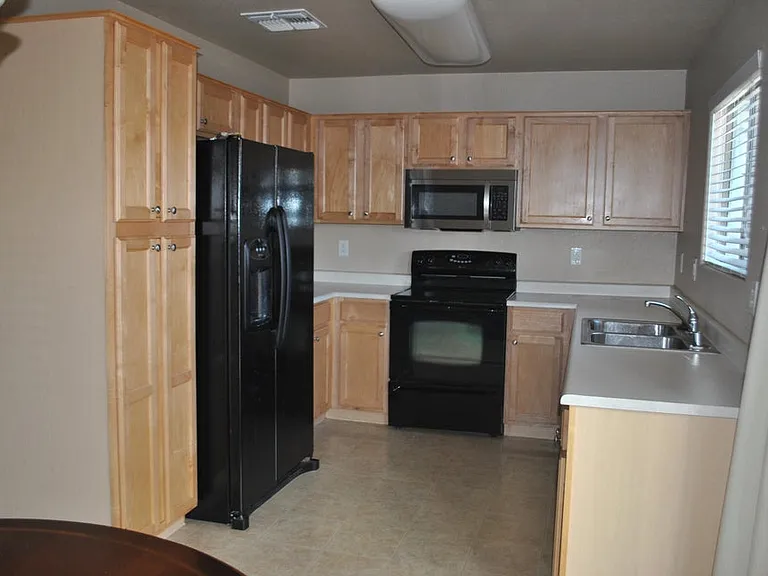 17552 W Watson Ln — Photo 3