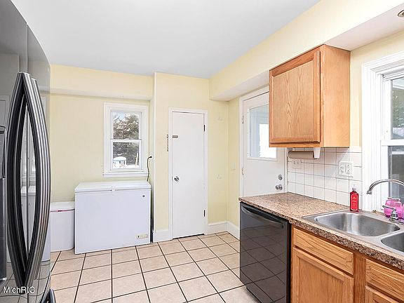 3rd image of 2325 Dalton Ave SW