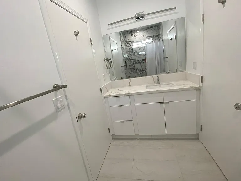 709 E Magnolia Blvd #205 — Photo 8