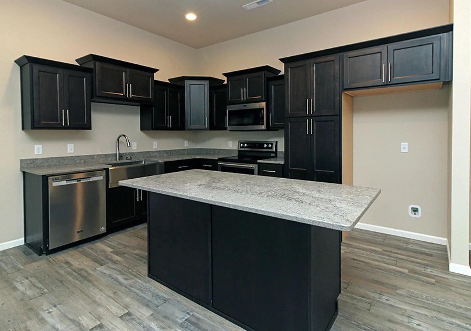 Beautiful patio twin home in Lakewood! — Photo 1