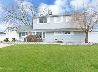 7 Blackbird Ln, Levittown, NY 11756