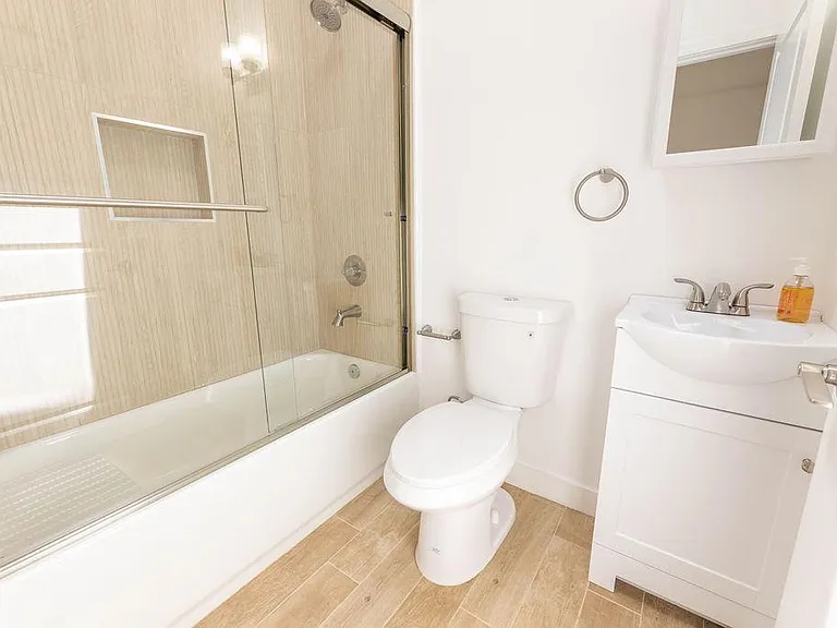 Bathroom with skylight 5162Packard