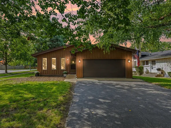 452 W Commonwealth Ln, Elmhurst, IL 60126