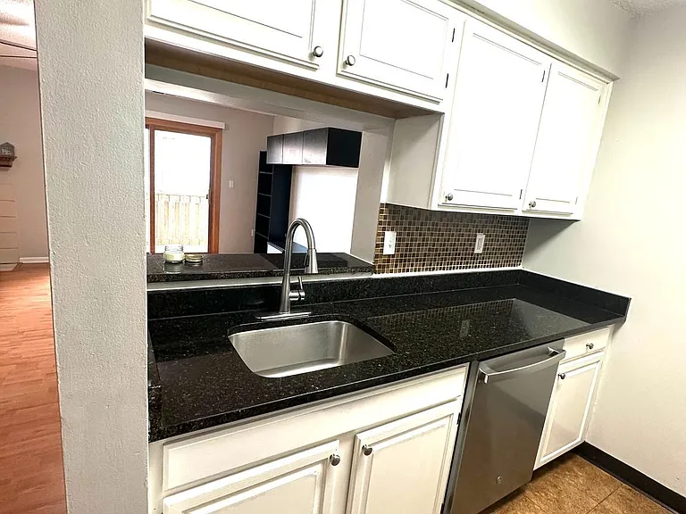 4901 Ravens Crest Dr — Photo 5
