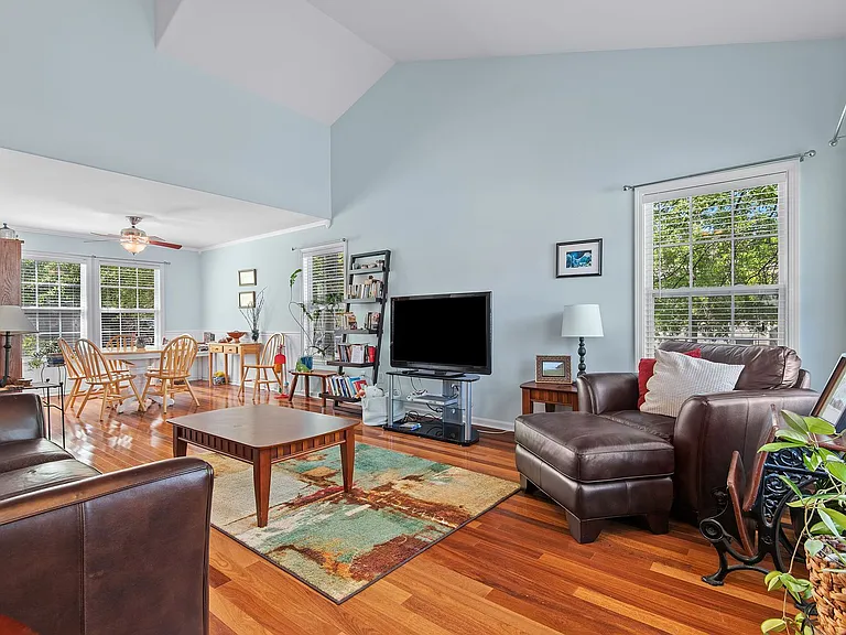 1402 Fairmont St — Photo 3