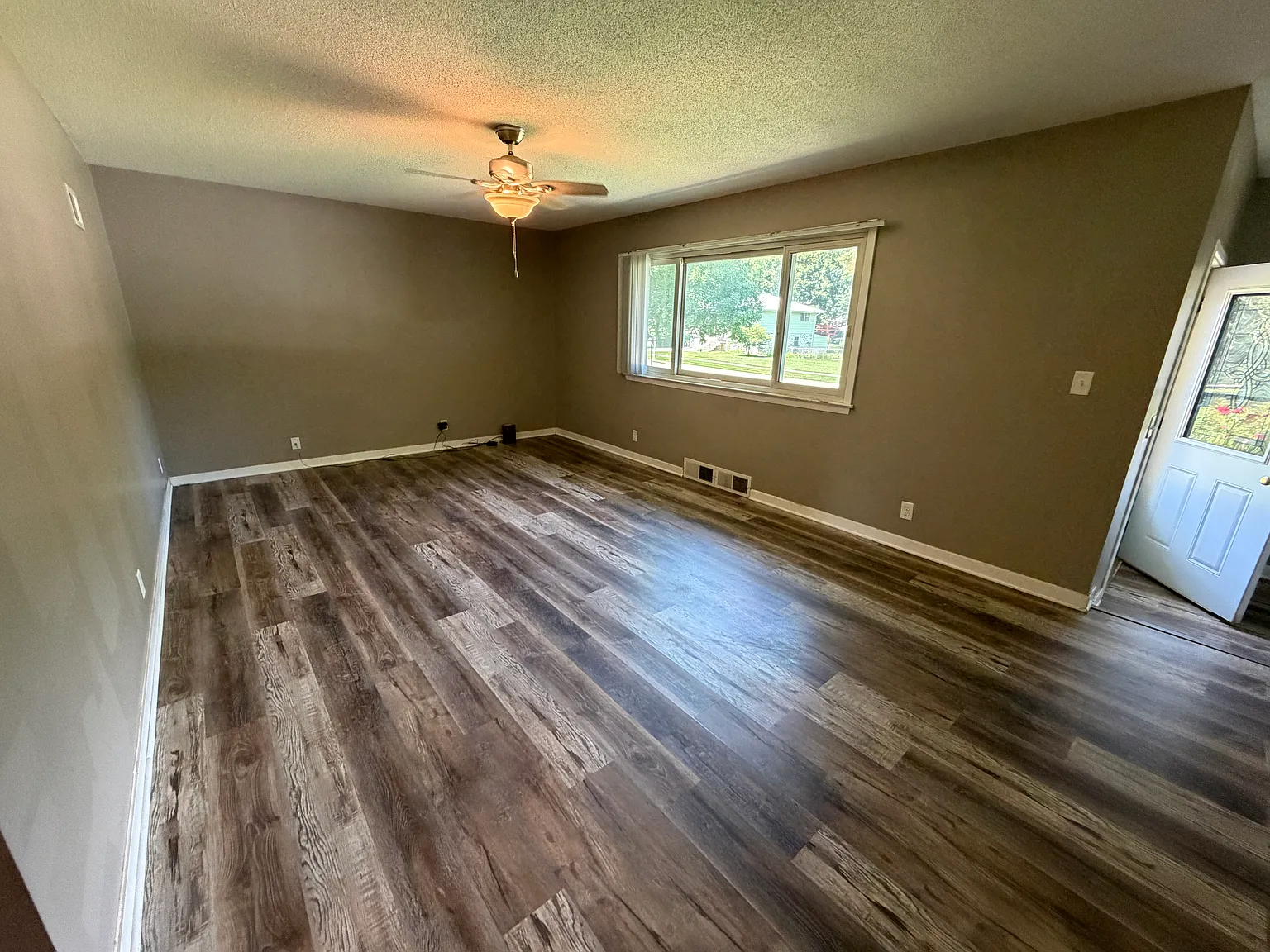 4 bed, 3.5 bath, 2500 sqft, $2,495 — Photo 3