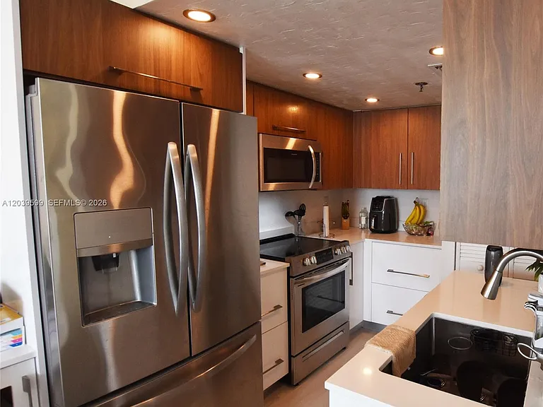 540 Brickell Key Dr #1025 — Photo 10