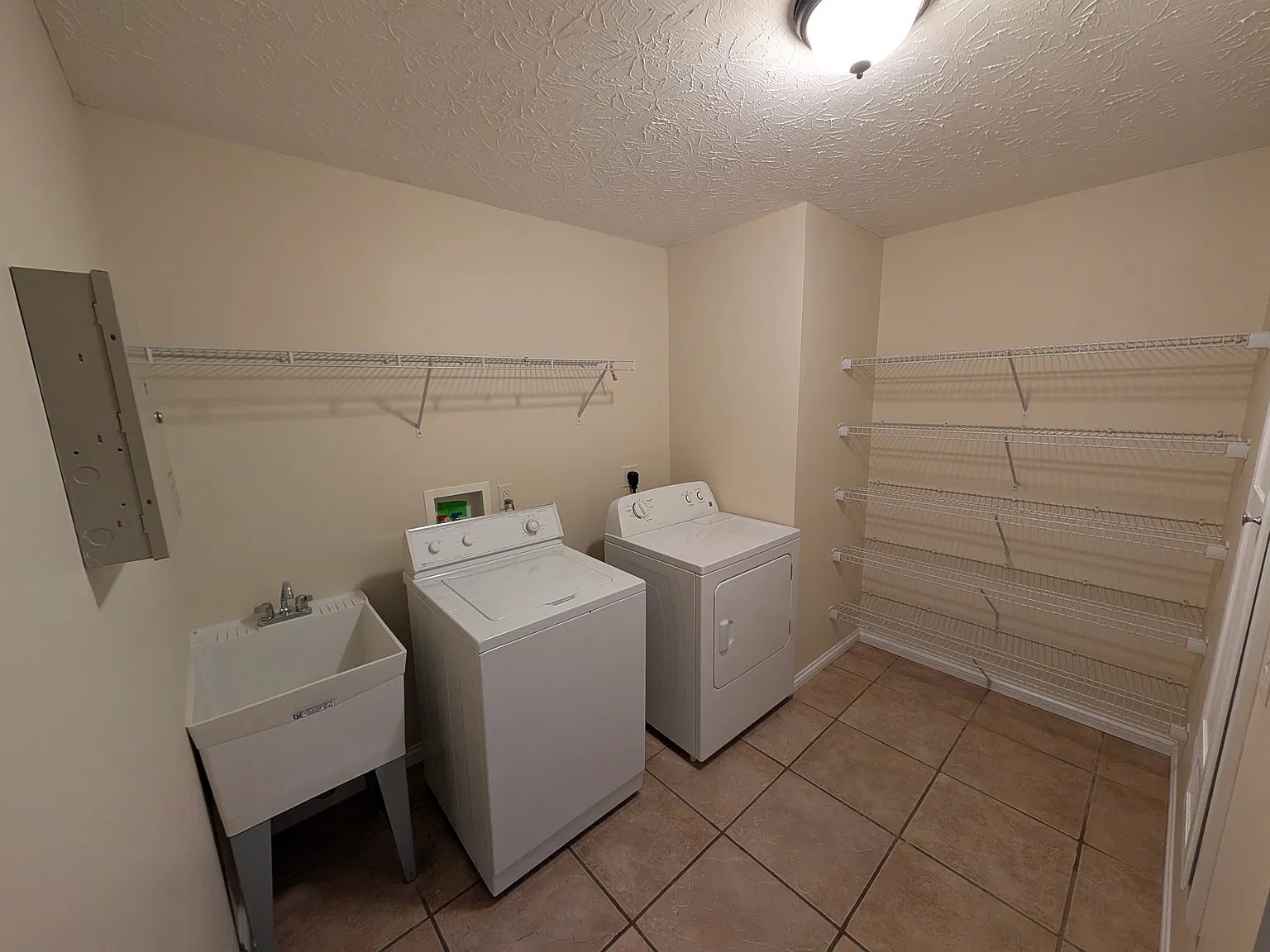 2 bed, 1220 sqft, $1,800 — Photo 2