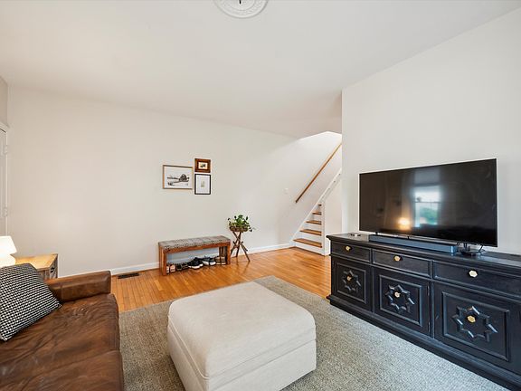 3rd image of 30 S Warner Ave