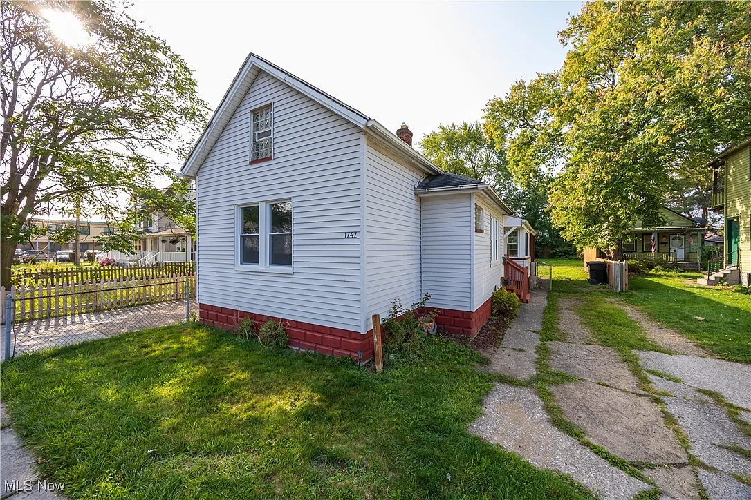 1747 Rowley Ave photo 1