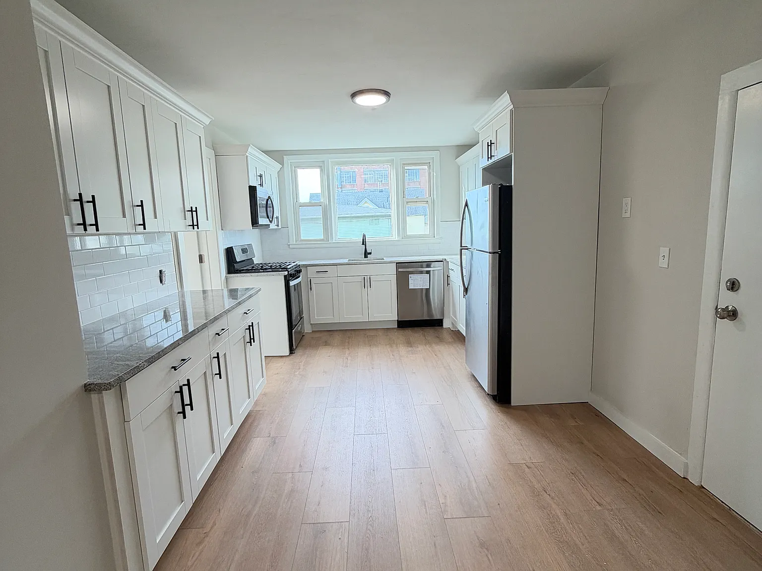 2 bed, 700 sqft, $1,800 — Photo 2