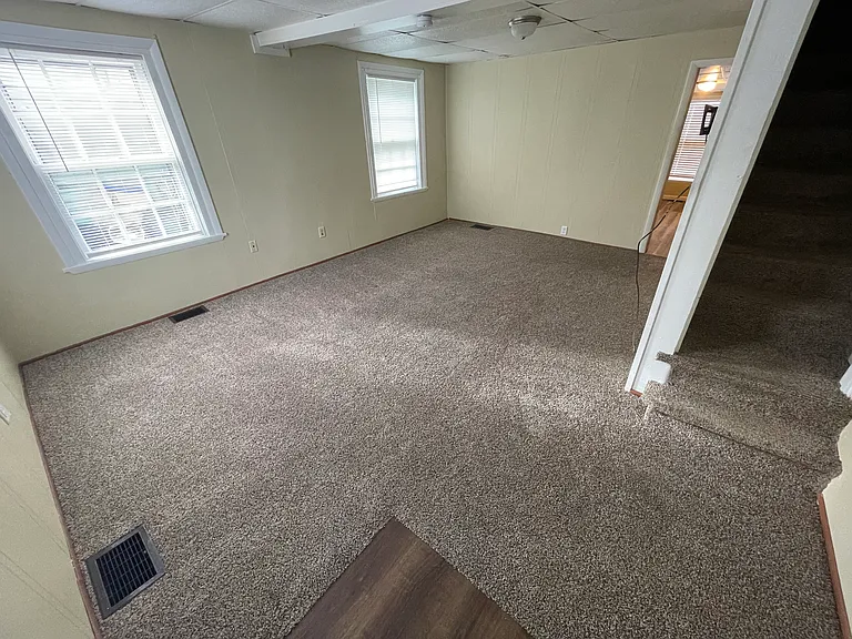 321 E Burd St — Photo 3