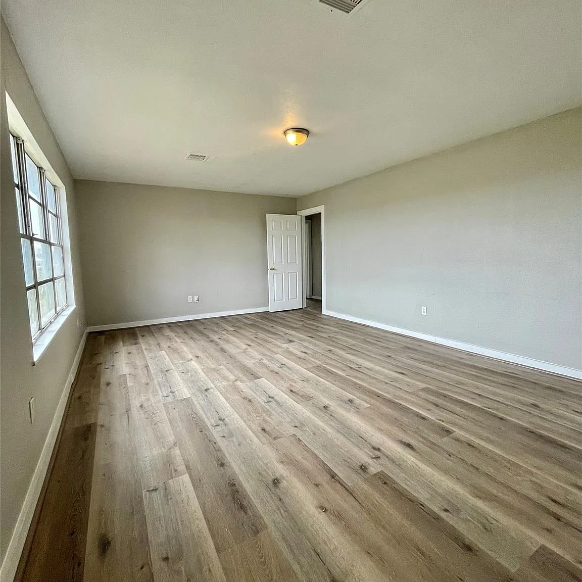 3 bed, 1.0 bath, 1378 sqft, $1,100 — Photo 2