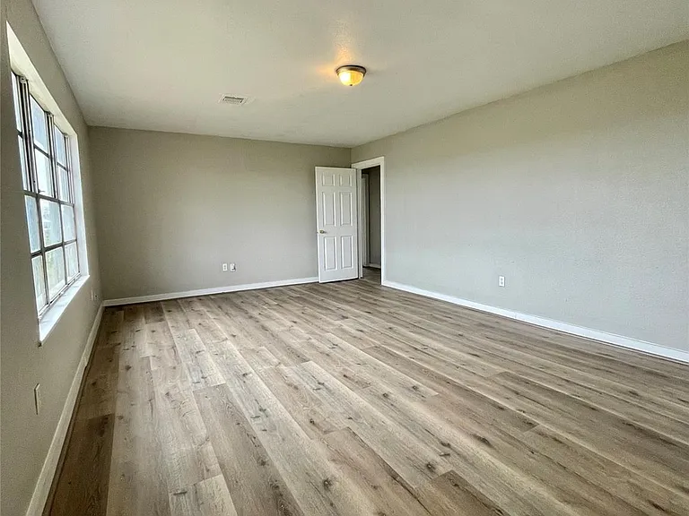 327 W 7th St — Photo 2