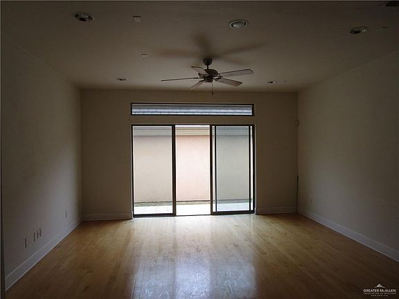 3rd image of 600 E Sandyhills Ave