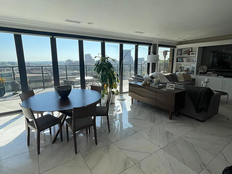 Plaza House — Photo 115