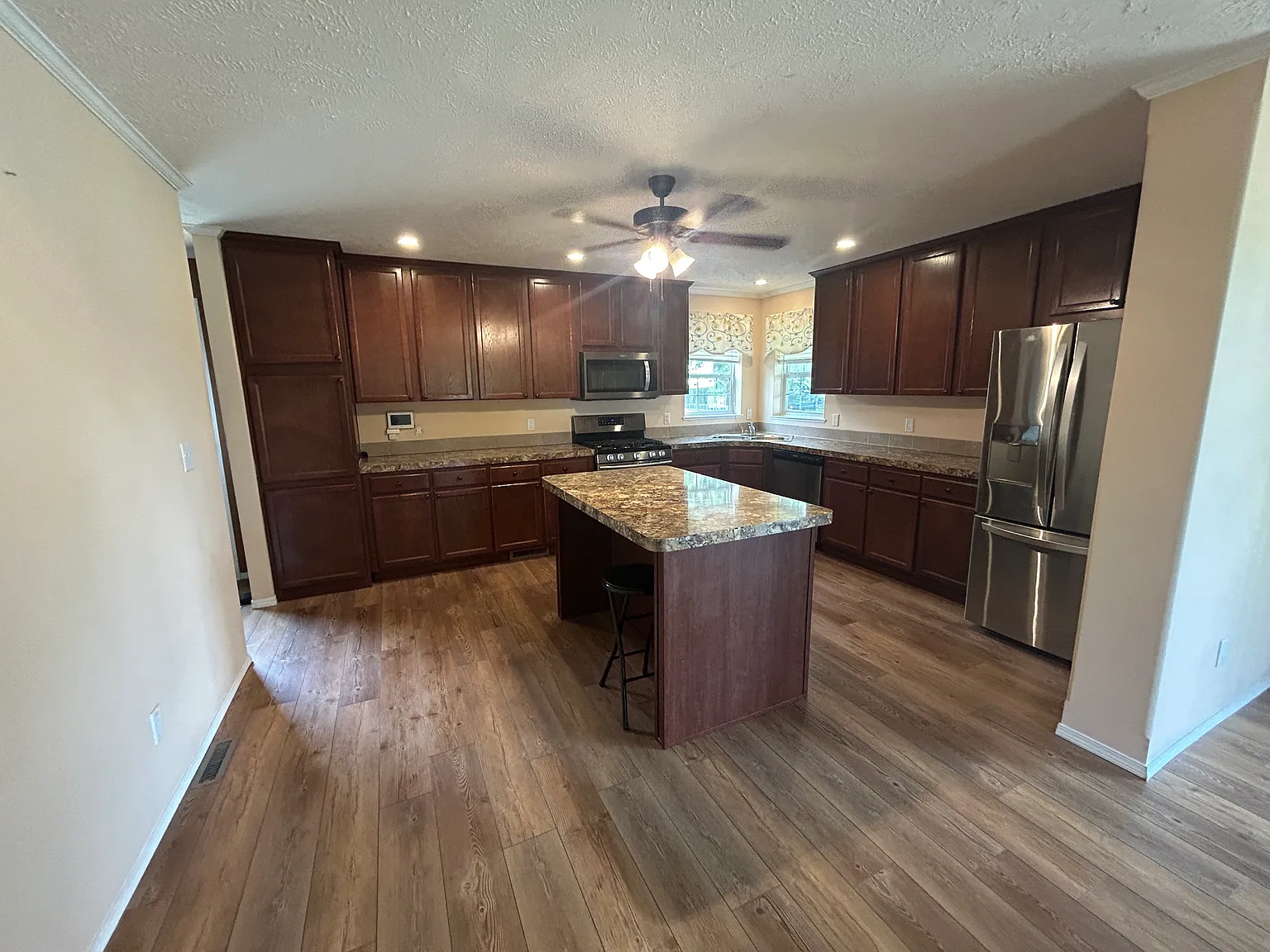 3 bed, 1272 sqft, $2,250 — Photo 4