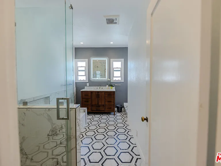 1067 S Sycamore Ave — Photo 33