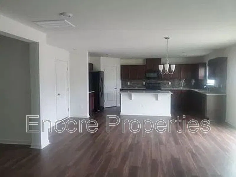 3 bed, 2.5 bath, 2025 sqft, $1,900 — Photo 2