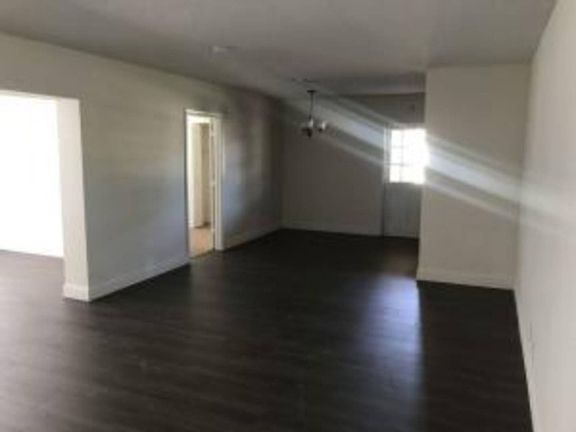 3rd image of 454 Bayberry Dr