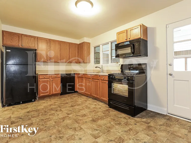 1717 Mayfield Ave — Photo 6
