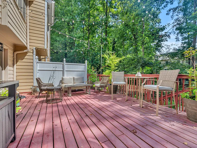 586 Saint James Walk SE — Photo 6