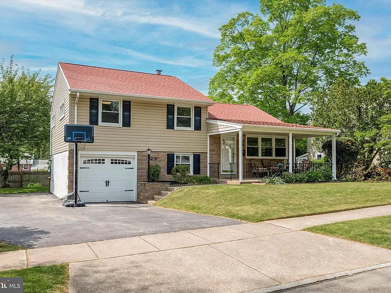 330 Williams Rd — Photo 2