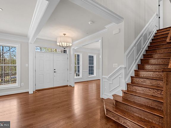 4th image of 127 Nob Hill Park Dr