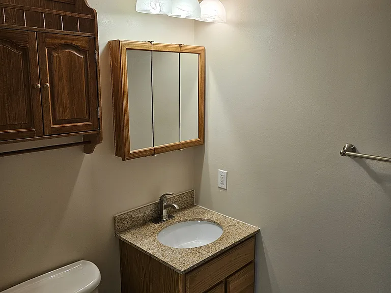 2nd Full Bathroom w/ cabinets