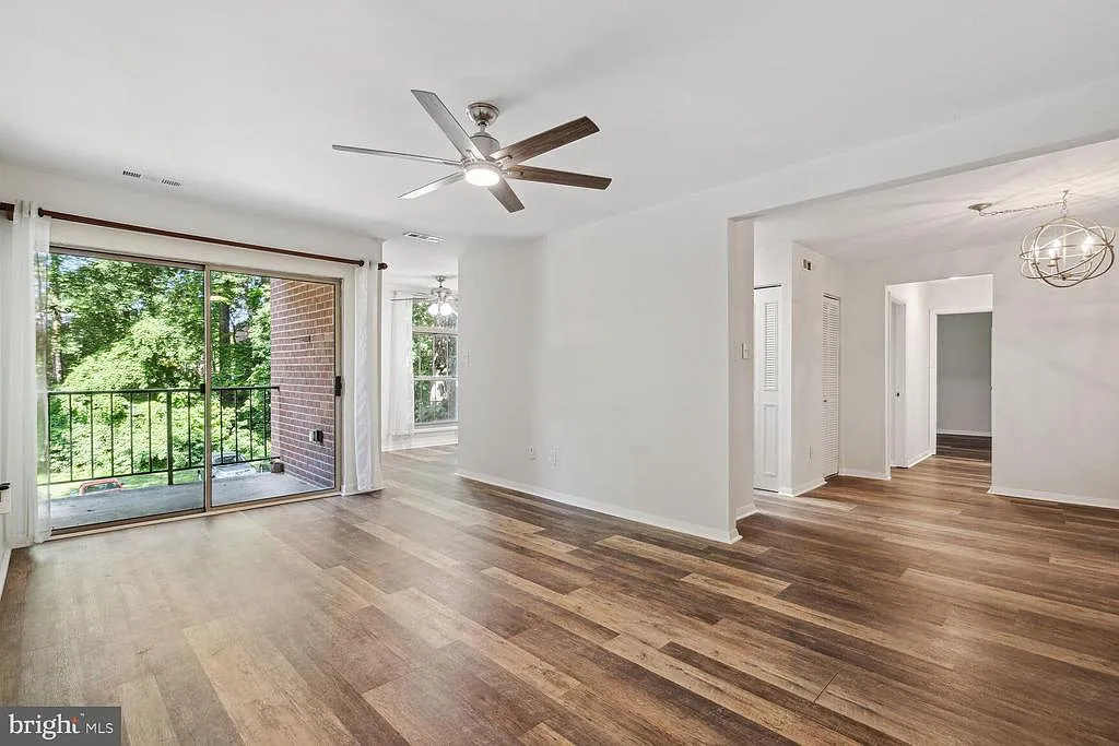 Woodburn Village Condo — Photo 1
