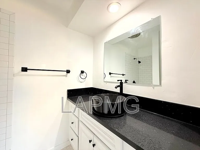 1426 S Point View St #5 — Photo 18