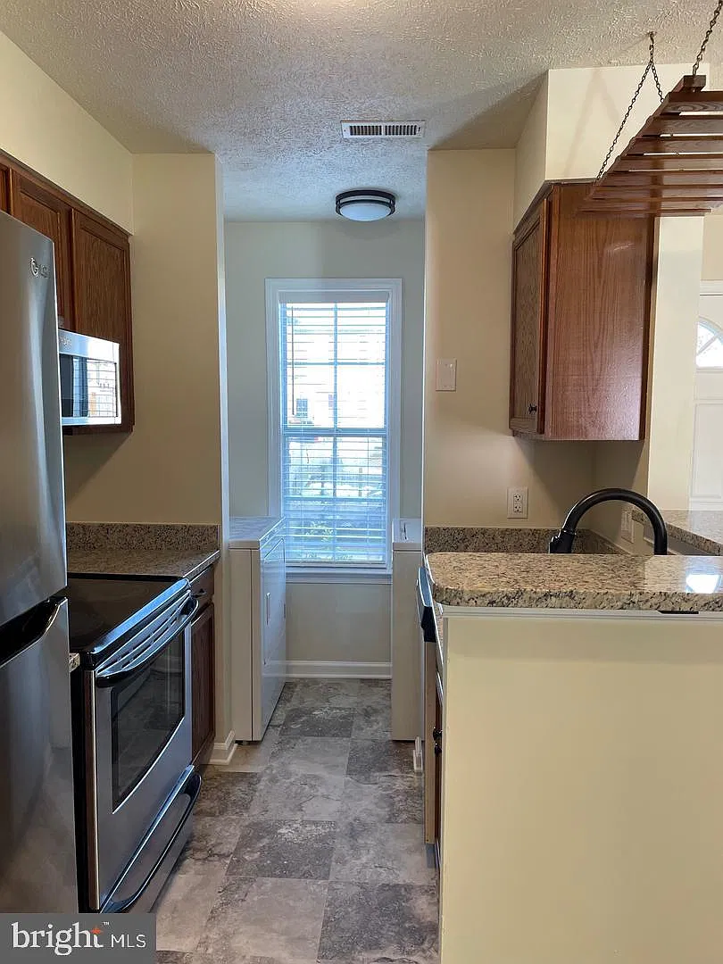 2 bed, 1.5 bath, 946 sqft, $1,700 — Photo 2