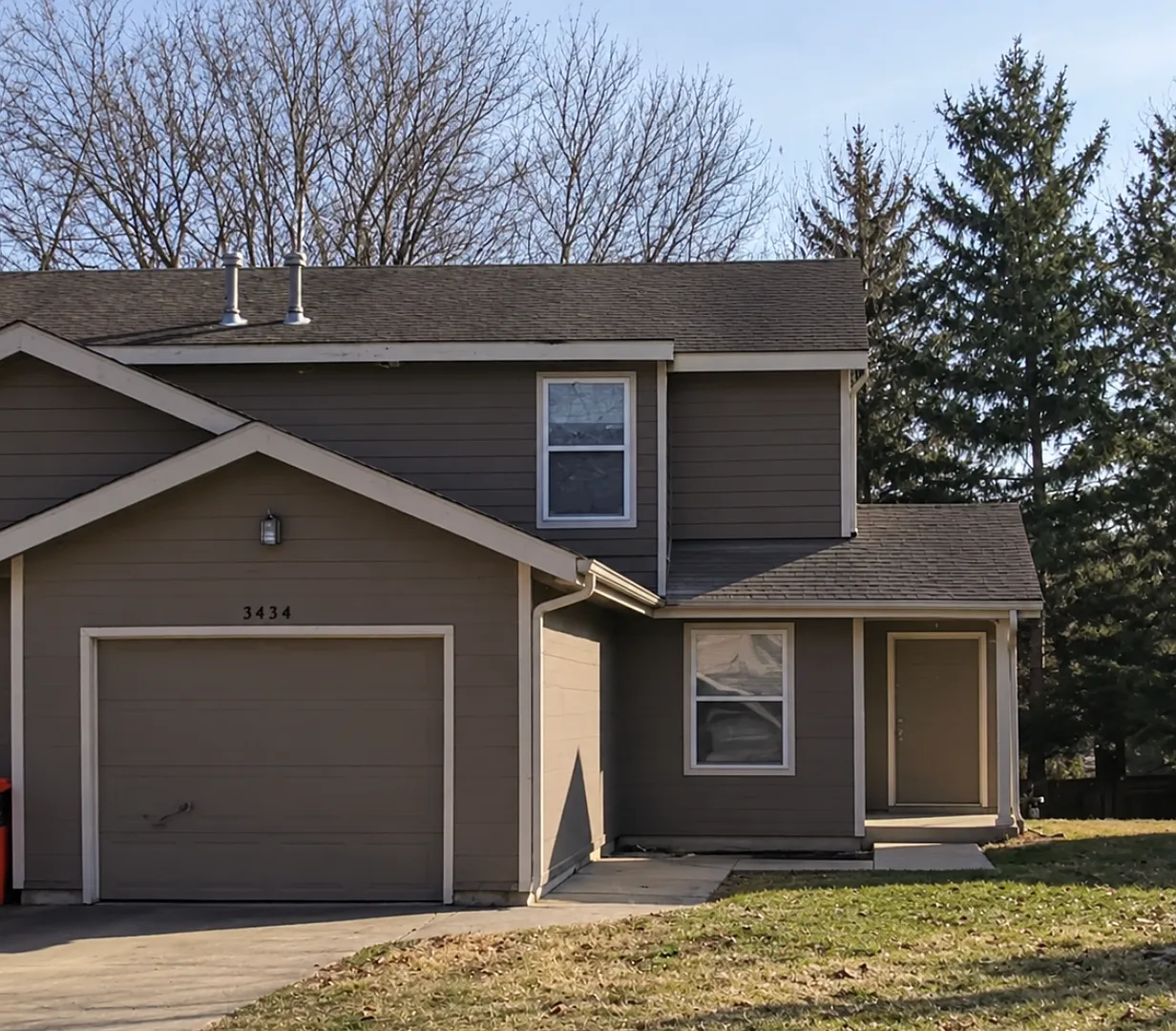 Great 2 Bed 2 Bath 1 Car Garage Split Level Duplex — Photo 1