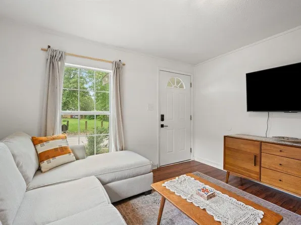 1909 College Row, Austin, TX 78702