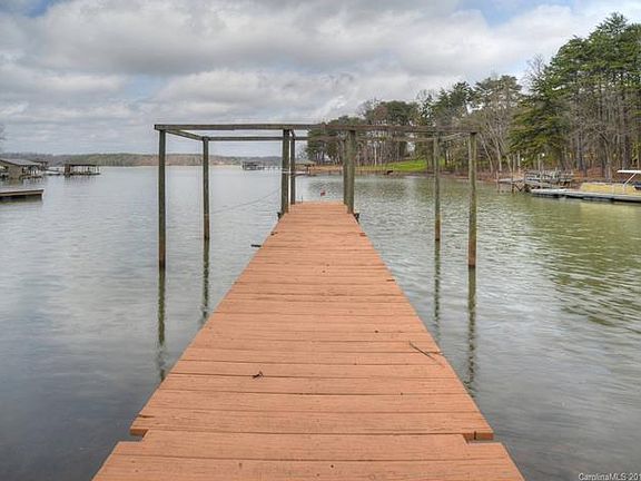 3rd image of 720 Lakeview Shores Loop