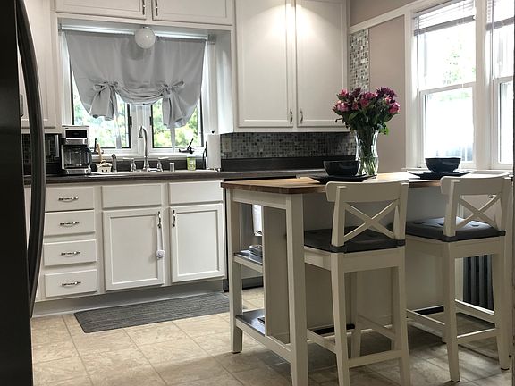 Large Eat-In Kitchen