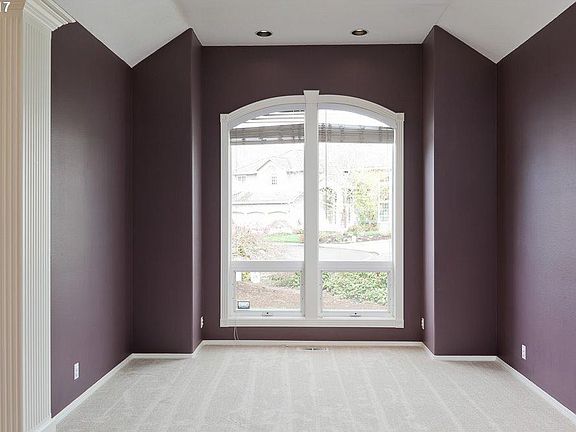 Formal living room w/ high ceilings