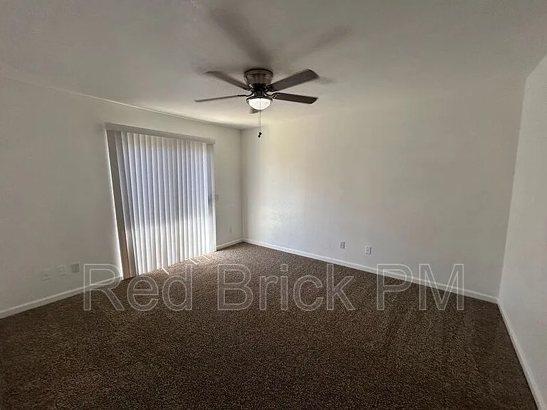 105 Kings Ave — Photo 5