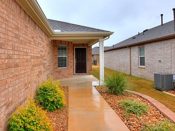 4th image of 504 Hereford Ln