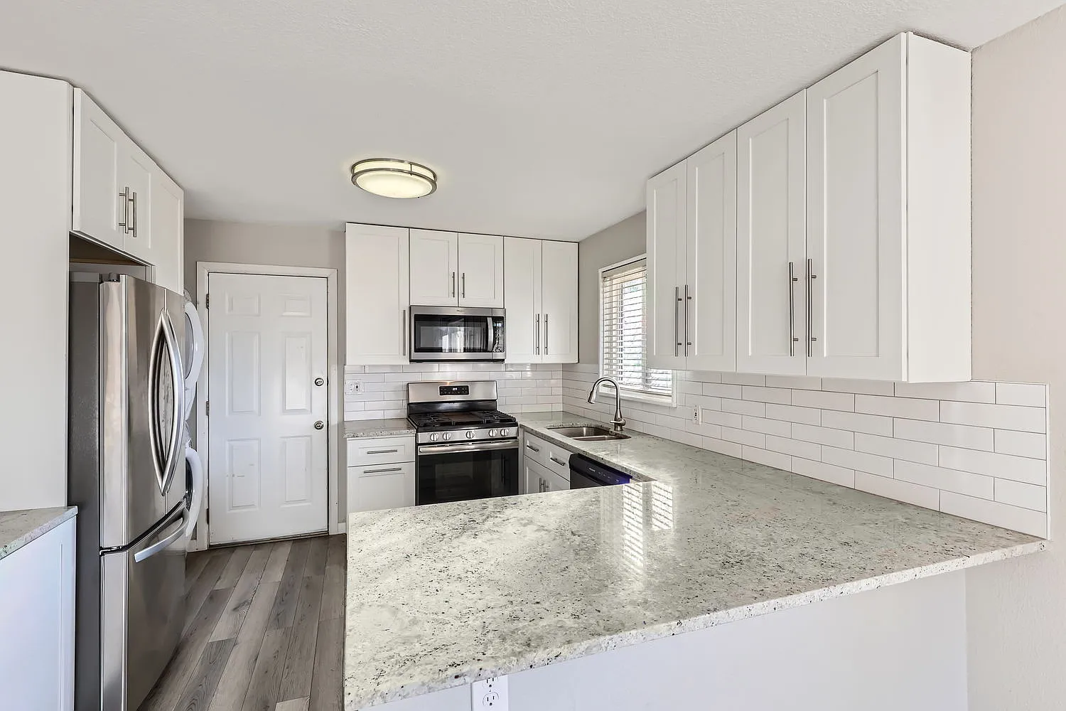 3 bed, 1030 sqft, $2,300 — Photo 2