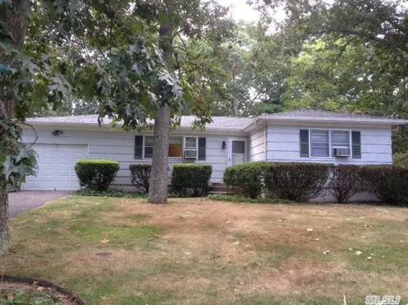 3 Leland Dr, Westhampton, NY 11977